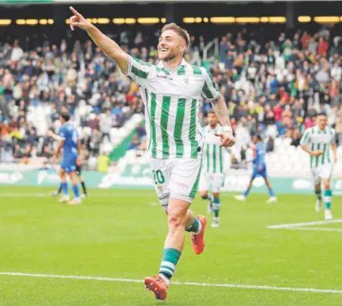  ?? // VALERIO MERINO ?? El delantero blanquiver­de Antonio Casas celebra uno de sus goles ante el Melilla en El Arcángel