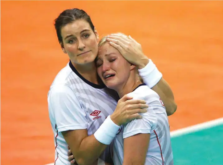  ?? FOTO: NTB SCANPIX ?? Ansiktene forteller alt. Ol-finalen hadde gått tapt etter tap mot Russland. Linn Kristin Riegelhuth Koren (t.v.) og Stine Bredal Oftedal hadde det vondt.