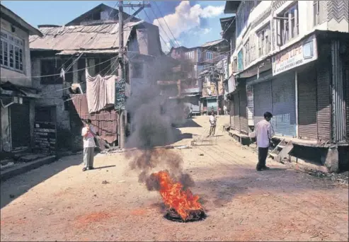  ?? GAMMARAPHO VIA GETTY IMAGES ?? The beginning of bad times: Violence in Chararesha­rif, Kashmir, in June, 1995.