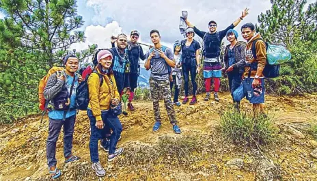  ?? — Photos by Rojinie Ramsay Cortes,
Paul Louie Serrano & Bong Boado ?? (Above and below): Derek Ramsay and his team on Mt. Pulag, said to be the highest peak in Luzon