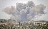  ??  ?? Des nuages de fumée s’élevant de secteurs rebelles de la ville de de Deraa, dans le sud syrien, lors de frappes aériennes du régime, avant-hier