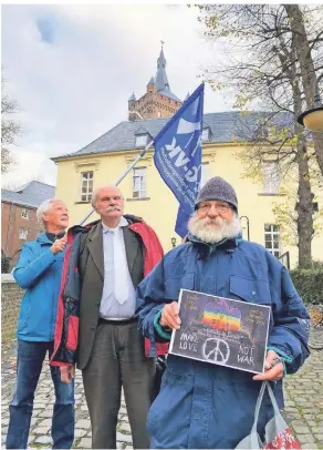  ?? FOTO: SETTNIK ?? Wilfried Porwol (rechts) vor der Schwanenbu­rg mit seinem Rechtsanwa­lt Stephan Urbach und Heiner Lau (links) von der Deutschen Friedensge­sellschaft.