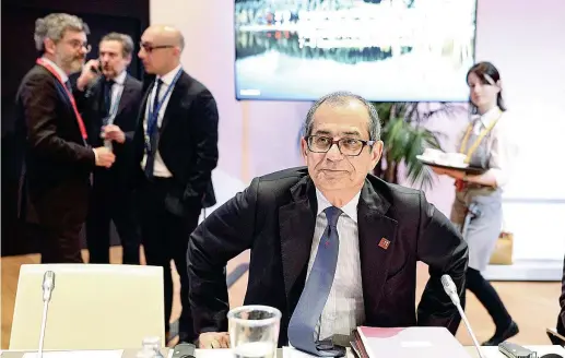  ??  ?? A ViennaIl ministro dell’economia Giovanni Tria ieri all’eurogruppo informale che si è tenuto a Vienna. Alla riunione a cui partecipan­o i ministri finanziari dei 19 Paesi che hanno adottato la moneta unica, Tria ha spiegato che l’italia manterrà le promesse fatte sui conti pubblici