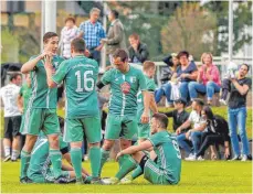  ?? FOTO: ALEXANDER HOTH ?? Der TSV Meckenbeur­en setzt sich knapp mit 1:0 durch und feiert wieder einen Sieg.