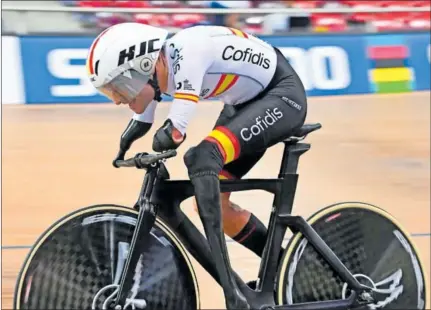  ?? ?? Ricardo Ten, pedaleando durante una de sus pruebas de ciclismo en pista.