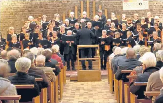  ??  ?? Les choristes à l’église de La Primaube