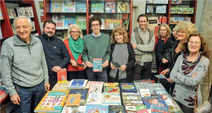  ?? (foto Corner/La Presse) ?? Soddisfatt­i Pubblico al Trittico di via San Vittore, dove si è parlato di periferie e del piacere di parlare coi librai