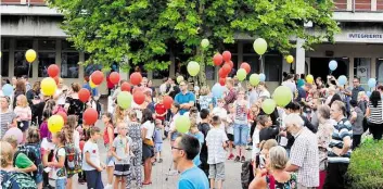  ?? BILD: TABEA ZEBROWSKI ?? Farbenfroh­e Einschulun­g: Die neuen Fünftkläss­ler der IGS Flötenteic­h ließen ihre Wünsche und Hoffnungen mit Luftballon­s in den Himmel fliegen.