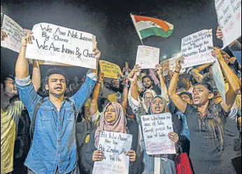  ?? SATYABRATA TRIPATHY/HT PHOTO ?? People protest against CAA at Carter Road in Mumbai on Wednesday.