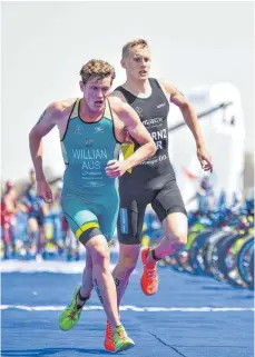  ?? JANOS SCHMIDT FOTO: ITU / ?? Valentin Wernz (rechts) landet mit dem DTU-Quartett in der Mixed Team Relay in der World Triathlon Series in Abu Dhabi auf Platz fünf.