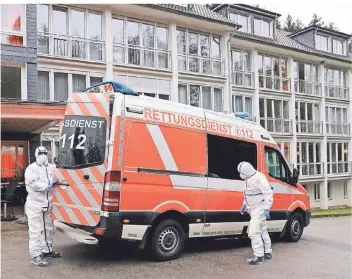  ?? FOTO: UWE MISERIUS ?? Ein Krankentra­nsporter für Covid-19 Patienten steht im Dezember 2020 vor dem Heim.