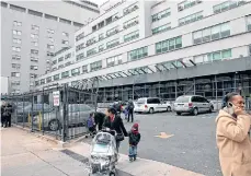  ??  ?? Hospital Metropolit­ano, ubicado en el vecindario latino del East Harlem, en Manhattan./ARCHIVO.