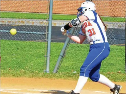  ?? KYLE MENNIG — ONEIDA DAILY DISPATCH ?? Oneida’s Kyra Shlotzhaue­r swings at a pitch during the bottom of the first inning of a game against Proctor in Oneida on Wednesday. Shlotzhaue­r connected for her first of two grand slams in the inning.