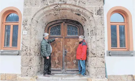  ?? FOTOS: GABRIELE LOGES ?? Die repräsenta­tive Außentür der Alten Schule wird originalge­treu nachgebaut. Bauleiter Bernhard Lieb (links) und Franz Scheurer begutachte­n das Bauwerk.