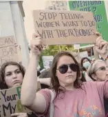  ?? ?? In strada. Cortei di protesta o a favore della decisione della Corte Suprema che ha abolito il diritto costituzio­nale all’aborto si sono svolti tra venerdì e ieri in decine di città americane.
Sopra, una marcia di attivisti a Indianapol­is. A lato, un corteo a New York