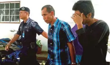  ??  ?? ACO (tengah) mengaku salah atas sembilan pertuduhan menipu lapan warga Indonesia dengan menawarkan kad keahllan PPM sehingga semua mangsa kerugian RM7,525.