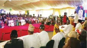  ??  ?? Ambode, addressing residents, traditiona­l rulers, party chieftains and other dignitarie­s during thetown hall meeting