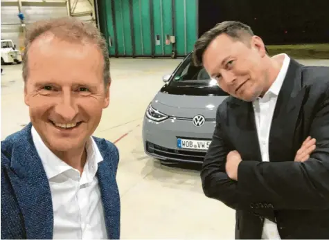  ?? Foto: Volkswagen AG, dpa ?? VW-Boss Herbert Diess (links) und Tesla-Chef Elon Musk auf einem Selfie. Sie haben sich unlängst getroffen, kennen und schätzen sich.