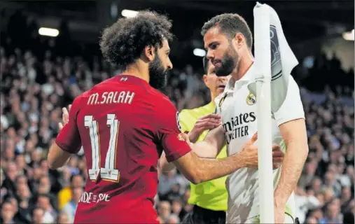  ?? ?? Nacho y Salah se encaran en un momento del partido de vuelta en el Bernabéu entre el Real Madrid y el Liverpool.