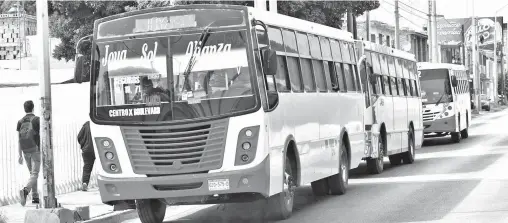  ?? /ANTONIO MELÉNDEZ ?? Se pide a los transporti­stas adquirir autobuses de acceso bajo y que funcionen con una fuente de energía más limpia que la tradiciona­l