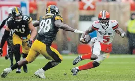  ?? RON SCHWANE THE ASSOCIATED PRESS ?? Browns quarterbac­k Tyrod Taylor, right, scrambles against Pittsburgh Steelers linebacker Vince Williams on Sunday in Cleveland. The teams tied 21-21.