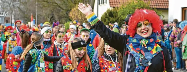  ?? Fotos: Ernst Mayer ?? Beim Faschingsu­mzug in Unterknöri­ngen säumten Tausende Närrinnen und Narren die Straßen und erlebten eine Mischung aus Kapellen, Narrenzünf­ten und Fußgruppen.