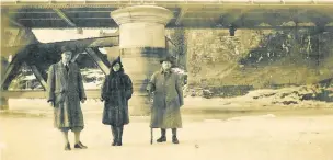  ?? Picture: Carmarthen Journal archives ?? Walkers on the frozen River Towy in Carmarthen in January 1940.