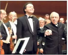  ?? (Photo A.P.) ?? Evgeny Kissin avec, à droite, le chef d’orchestre Lawrence Foster au moment des saluts.