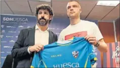  ??  ?? PRESENTACI­ÓN. Jovanovic posa junto a Emilio Vega.