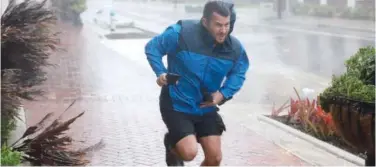  ?? Agence France-presse ?? ±
Brent Shaynore runs to a sheltered spot through the wind and rain from Hurricane Ian in Sarasota on Wednesday.