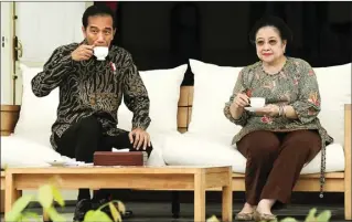  ?? RAKA DENNY/JAWAPOS ?? HANGAT: Presiden Jokowi minum teh bersama Presiden Ke-5 RI Megawati Soekarnopu­tri di Istana Merdeka kemarin.