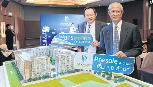  ??  ?? Chainarong Monthienvi­chienchai (right), chairman of Salan Developmen­t, and Phanom Kanchanath­iemthao, managing director of Knight Frank Chartered Thailand, with a model of Poly Place Condo @ Phahon Yothin Soi 23.