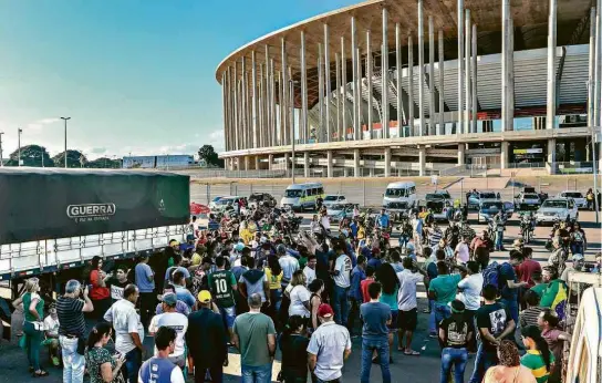 ?? André Coelho/Folhapress ?? Caminhonei­ros se reúnem nas imadiações do estádio Mané Garrincha em Brasília; tentativa de retomar paralisaçã­o não vingaFALTO­U ADESÃO