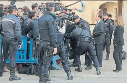  ?? ENRIQUE CALVO / REUTERS ?? El fiscal Pedro Horrach, ayer, atendiendo a una nube de medios de comunicaci­ón contenidos por la policía