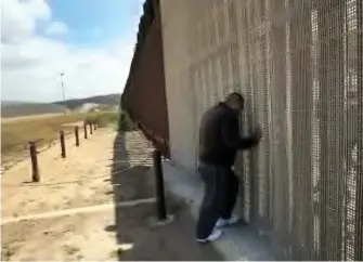  ??  ?? The U.S.-Mexico border fence, San Diego, California