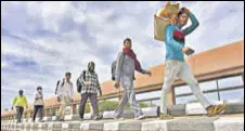  ?? SANCHIT KHANNA/HT ARCHIVE ?? Migrant workers walk down to their villages after announceme­nt of nationwide lockdown, on March 27.