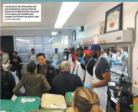  ?? PHOTO COURTOISIE ?? Les joueurs des Alouettes ont servi plusieurs repas à des habitués de la Mission Bon Accueil à l’occasion du traditionn­el souper de l’Action de grâce, hier.