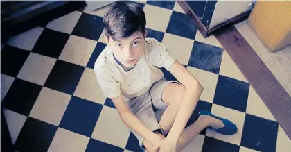  ??  ?? Esperanza. Retrato de Thiago, un chico de 12 años que está en lista de espera para un trasplante bipulmonar.