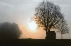  ??  ?? Die Sonne kämpft sich durch den Nebel: Aufgenomme­n von Franz Haas bei der Not‰ helferkape­lle zwischen Mittelneuf­nach und Scherstett­en.