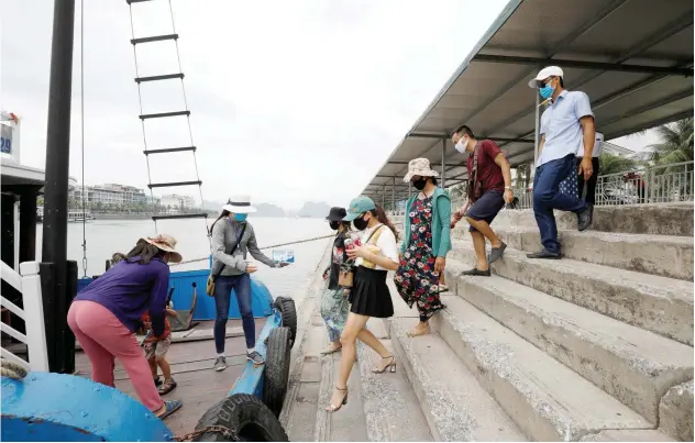  ?? Reuters ?? ↑
Tourists at Ha Long bay in Quang Ninh province, Vietnam.