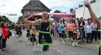  ??  ?? Les majorettes de Saint Hilaire-Petitville.