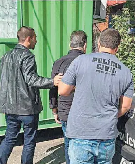  ?? DIVULGAÇÃO ?? Agentes da Deam-Oeste conduzem o ginecologi­sta: dois mandados