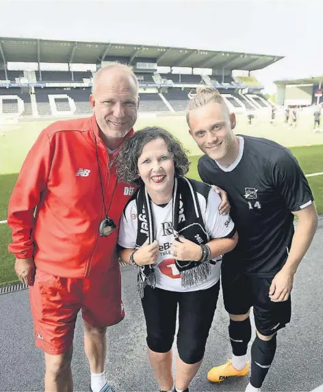  ?? FOTO: PÅL LUNDSHOLT ?? KAMP ER BEST PÅ STADION: Jeg oppfordrer alle Odd-supportere til å møte opp på stadion på søndag, skriver Berit Rønhaug Røe i dette leserinnle­gget. Her, sammen med Odds trener Dag-Eilev Fagermo og midtbanesp­iller Fredrik Nordkvelle i et bilde fra juli i fjor.