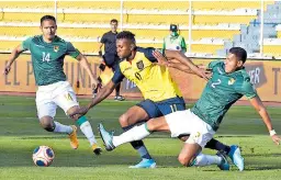  ??  ?? LUCHADO. El ecuatorian­o Michael Estrada intenta superar a Gabriel Valverde, jugador de Bolivia.