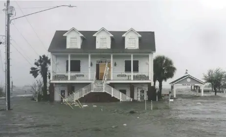  ??  ?? El paso de Florence dejó casas inundadas en Swansboro, Carolina del Norte. El fenómeno meteorológ­ico tocó tierra cerca de la playa de Wrightsvil­le.