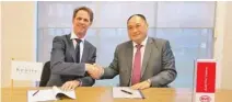  ?? – Xinhua ?? DEAL: Isbrand Ho (right), managing director of BYD Europe, shakes hands with Frank Janssen, CEO of Keolis Nederland, during a signing ceremony in Deventer, the Netherland­s.