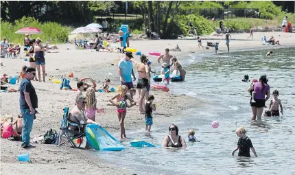  ?? BOB TYMCZYSZYN
TORSTAR ?? Sunset and Lakeside Park beaches officially opened for the summer after work by city crews to clean and prepare for the season.