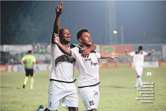  ??  ?? abrió la brecha Erlin Gutiérrez, que anotó el 1-0, celebra su gol con Kenneth Hernández.