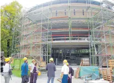  ?? FOTO: ANSGAR KÖNIG ?? Noch ist das neue Globe-Theater in Schwäbisch Hall eingerüste­t. Im Januar 2019 soll der Neubau fertig sein.