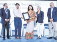  ?? Commerce and industry minister Suresh Prabhu presenting Social Entreprene­ur of the Year award 2017 to Urvashi Sahni in New Delhi ??